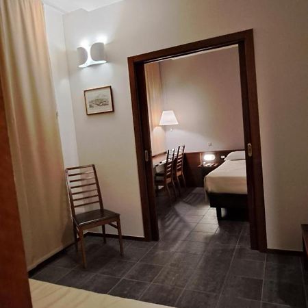 Hotel Mariani เยซี ภายนอก รูปภาพ