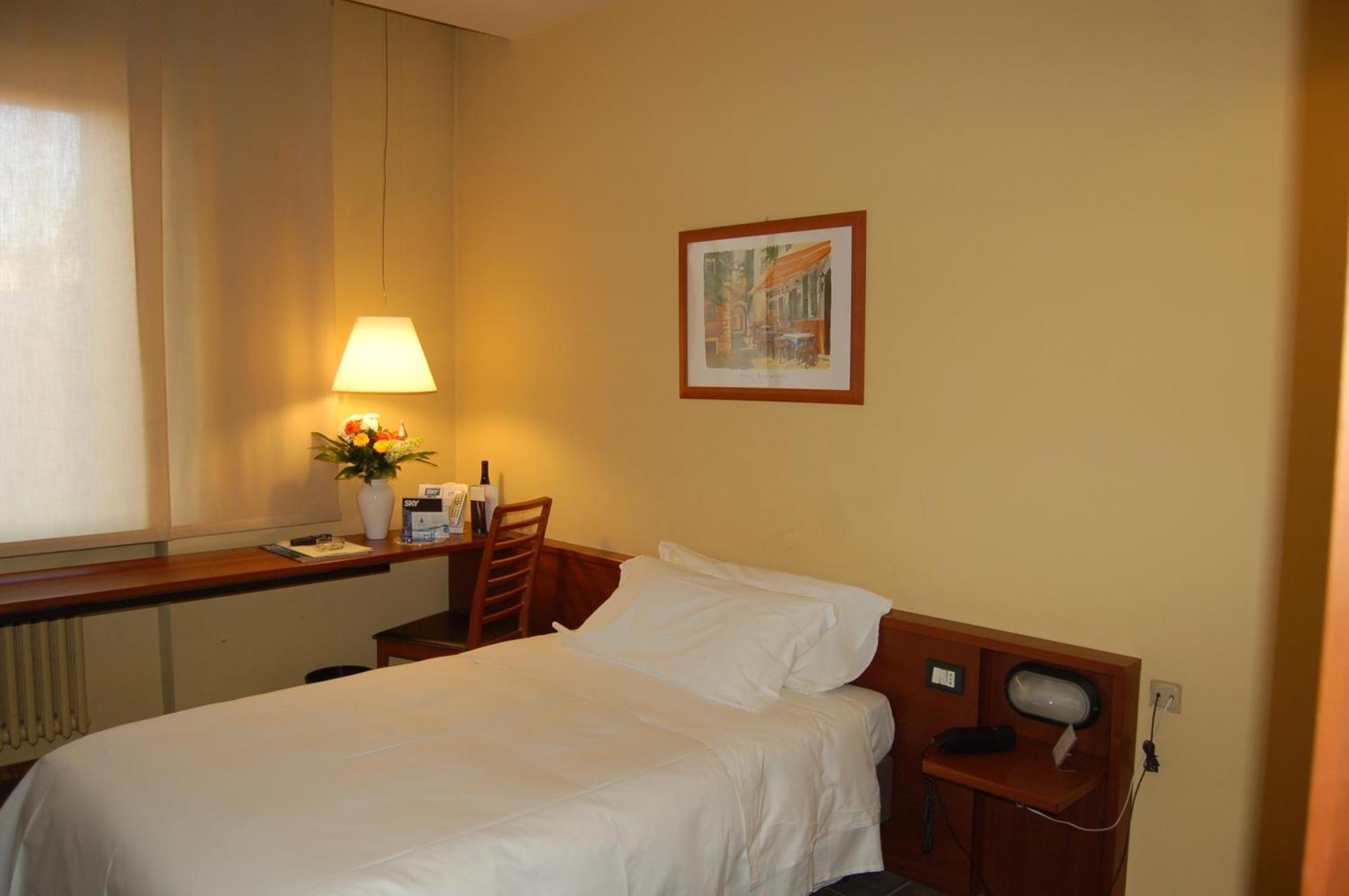 Hotel Mariani เยซี ภายนอก รูปภาพ