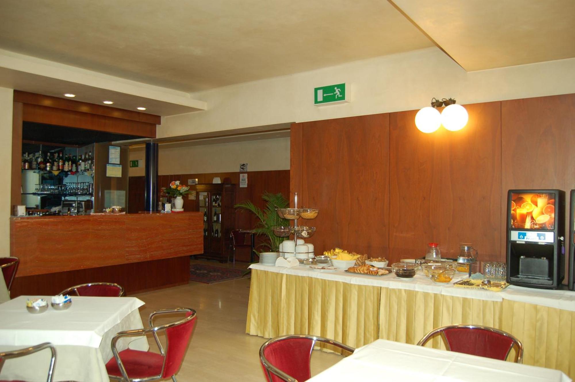 Hotel Mariani เยซี ภายนอก รูปภาพ