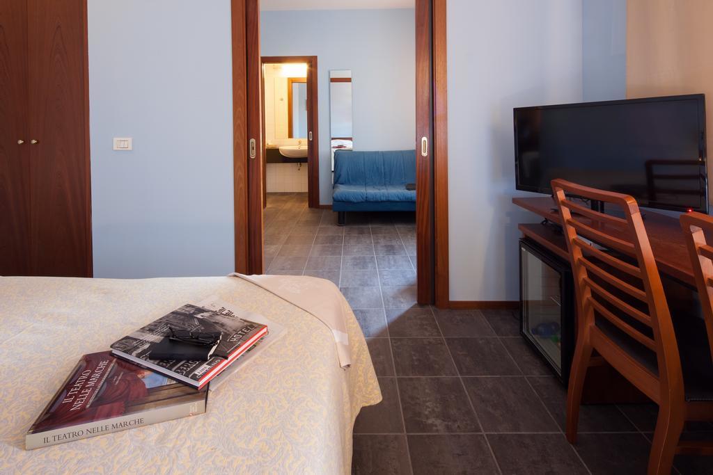 Hotel Mariani เยซี ภายนอก รูปภาพ