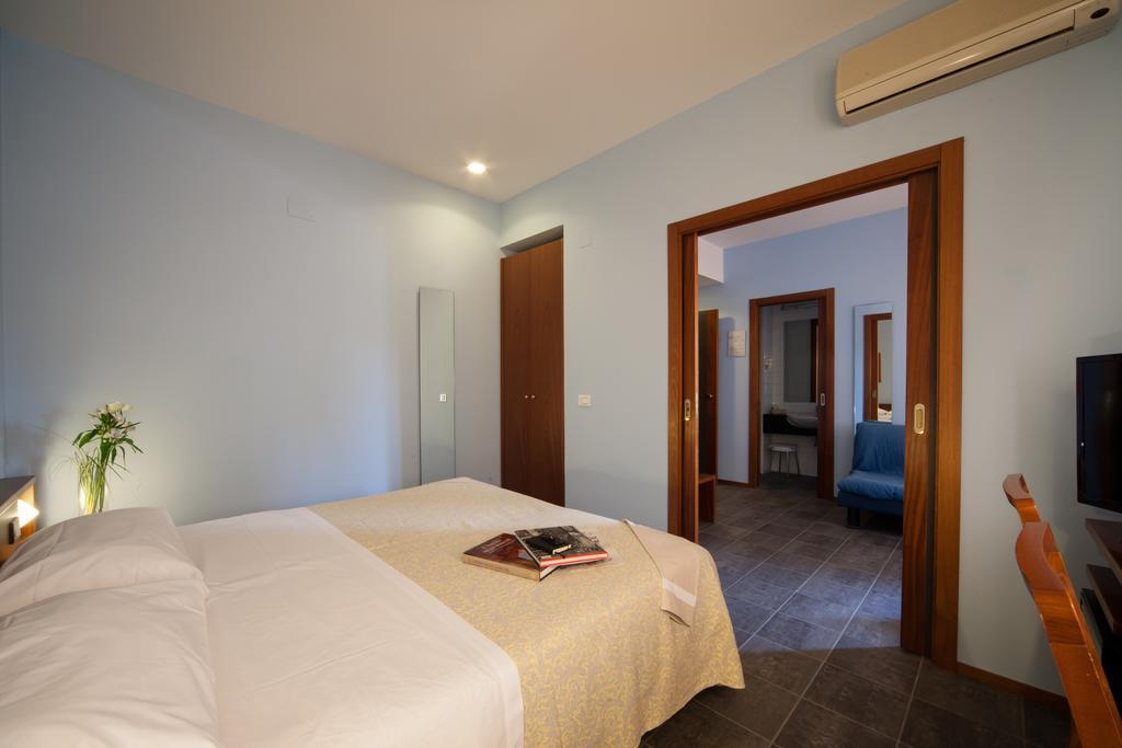 Hotel Mariani เยซี ภายนอก รูปภาพ