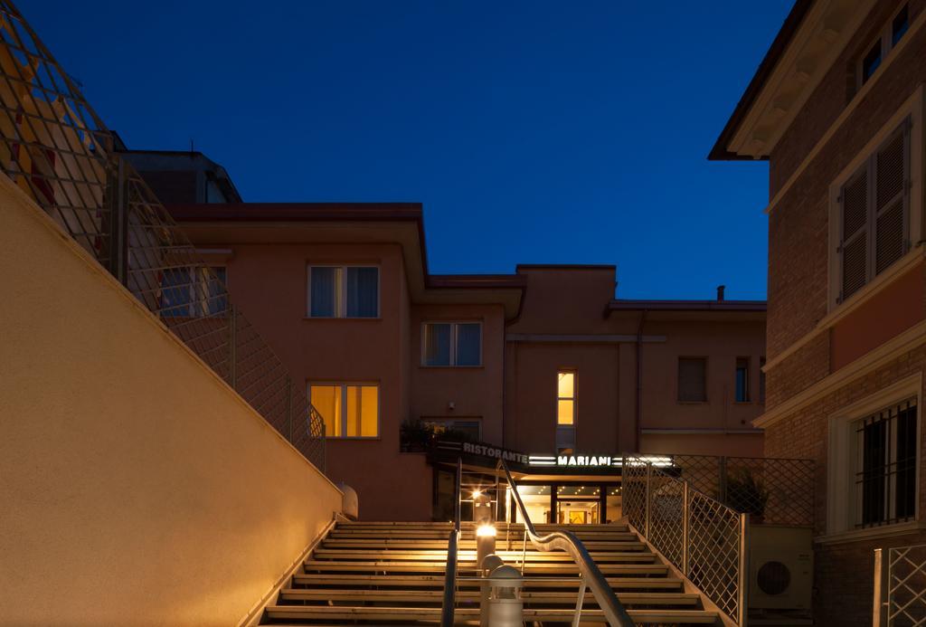 Hotel Mariani เยซี ภายนอก รูปภาพ