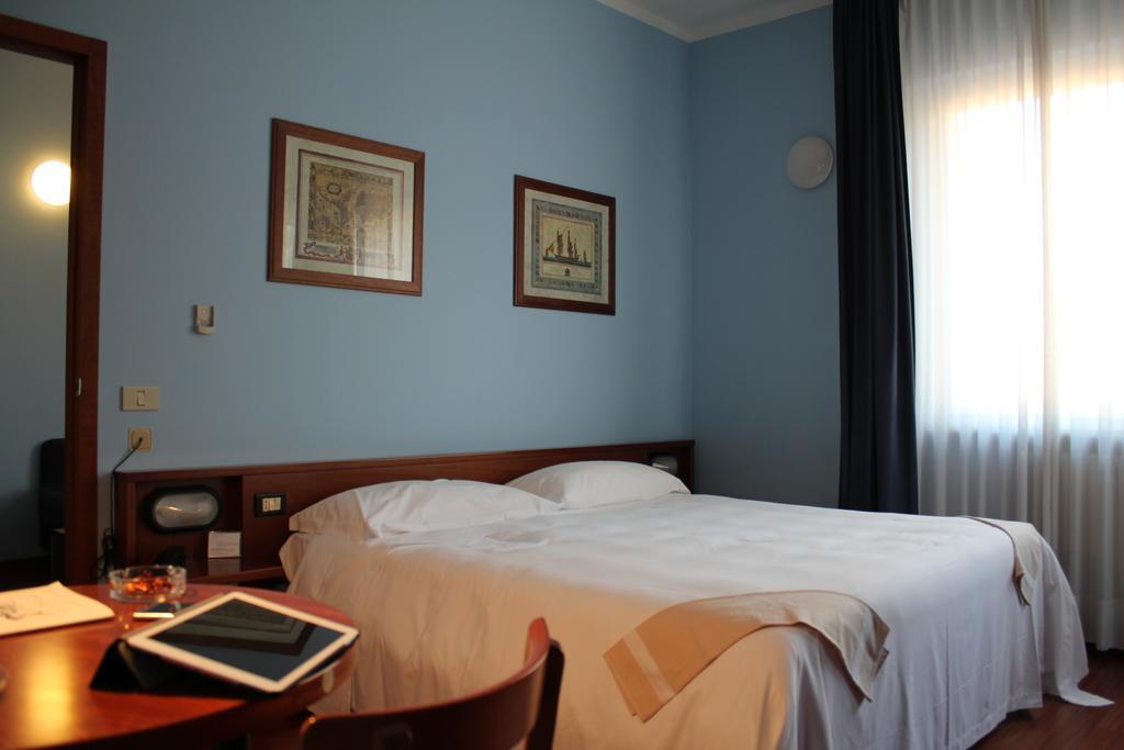 Hotel Mariani เยซี ภายนอก รูปภาพ