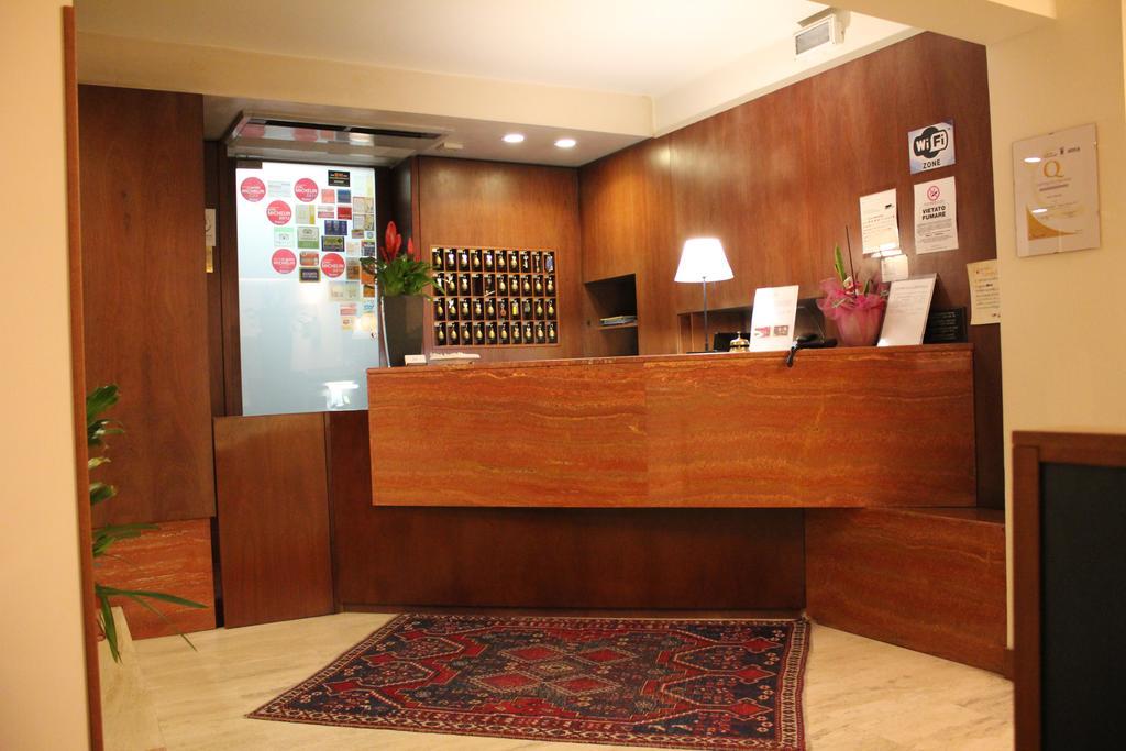 Hotel Mariani เยซี ภายนอก รูปภาพ