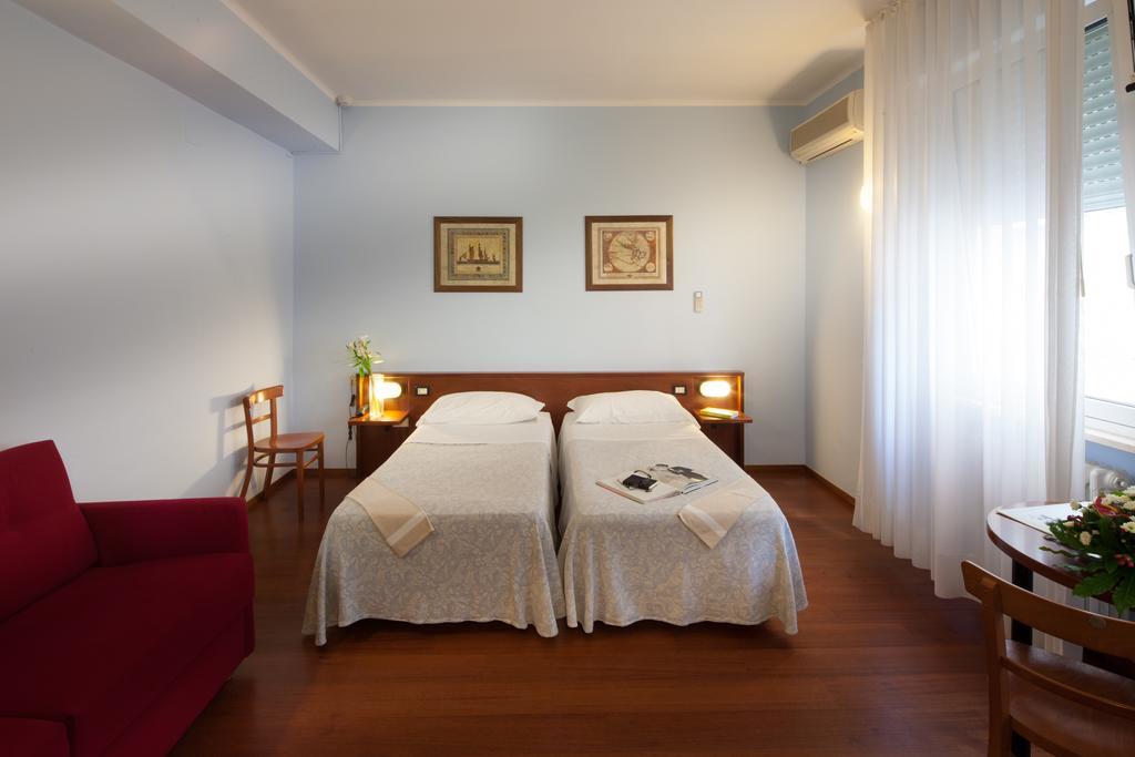 Hotel Mariani เยซี ภายนอก รูปภาพ