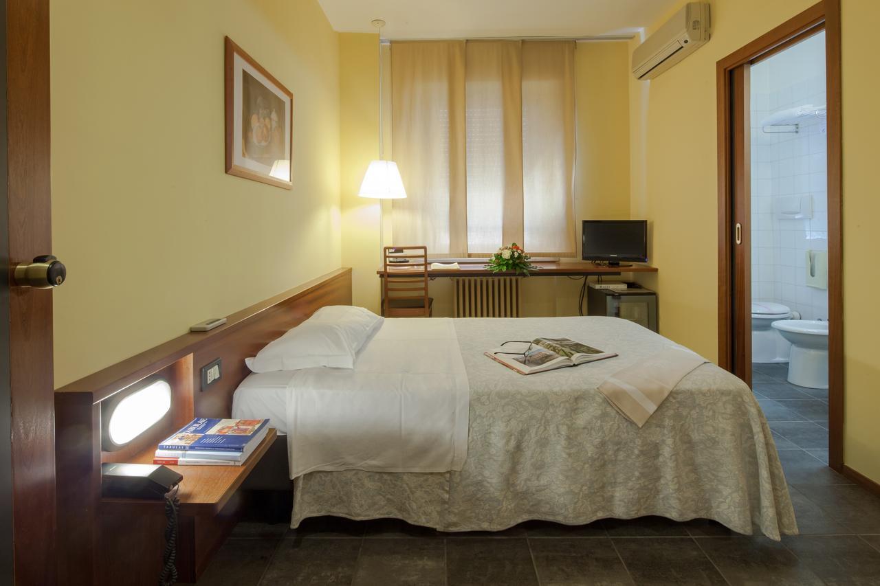 Hotel Mariani เยซี ภายนอก รูปภาพ