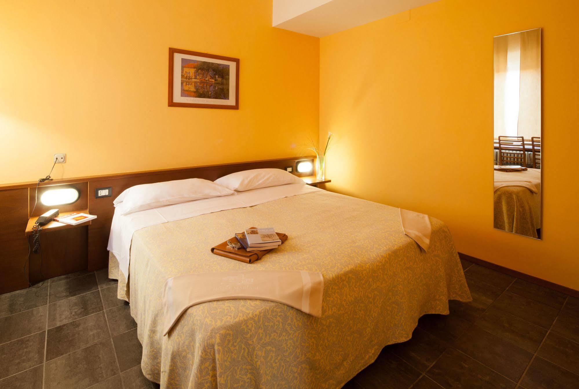 Hotel Mariani เยซี ภายนอก รูปภาพ