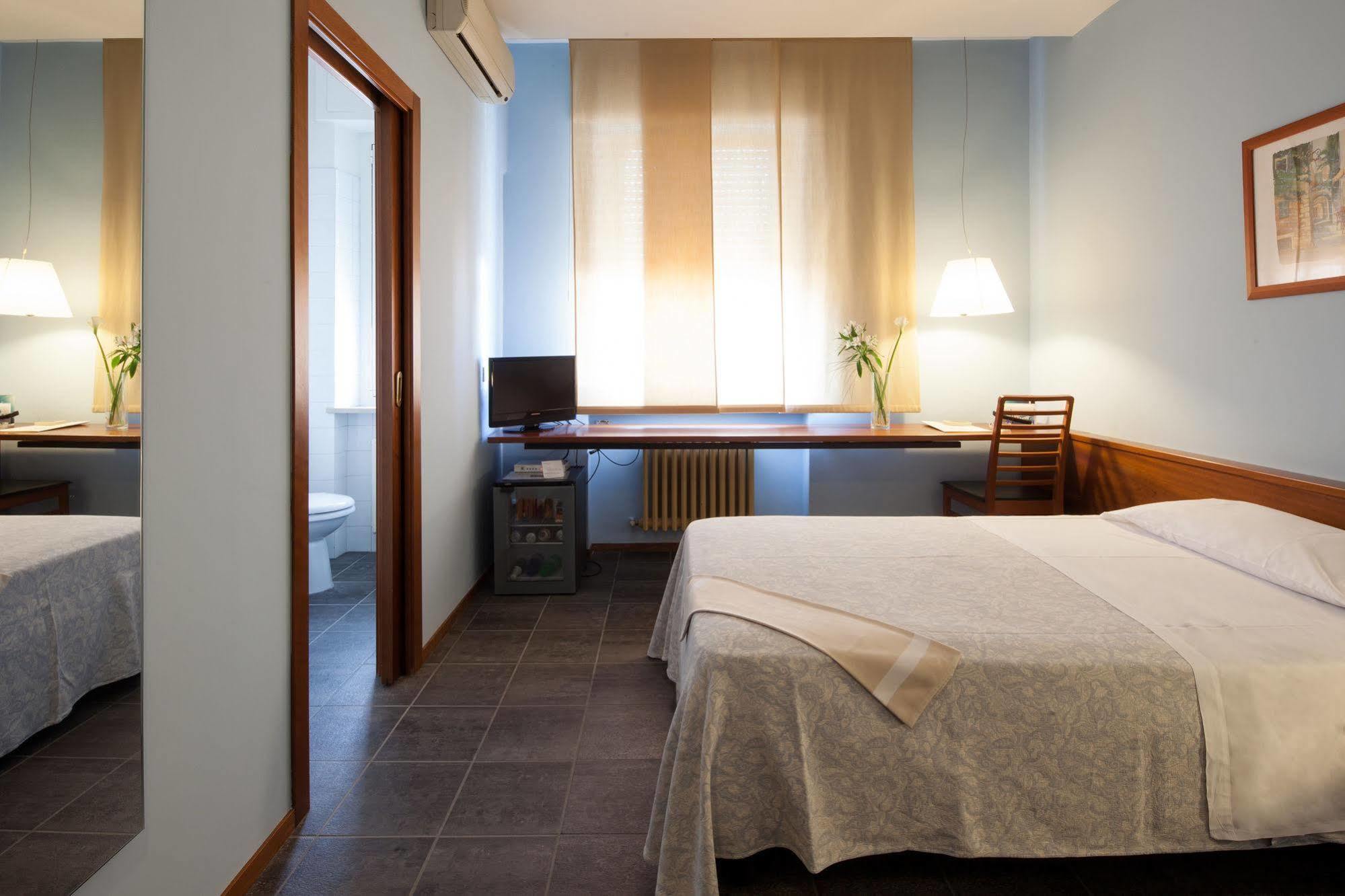 Hotel Mariani เยซี ภายนอก รูปภาพ