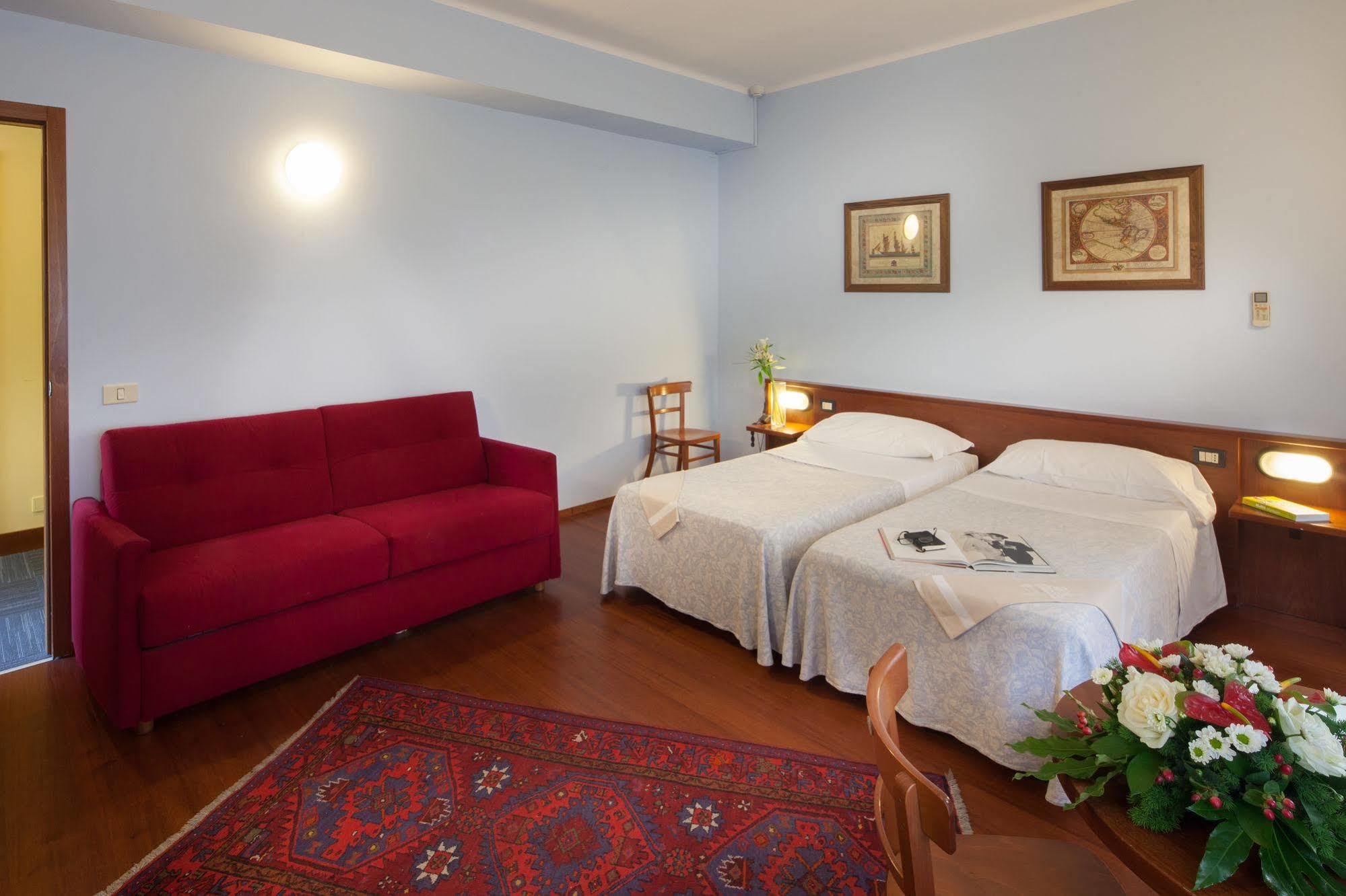 Hotel Mariani เยซี ภายนอก รูปภาพ