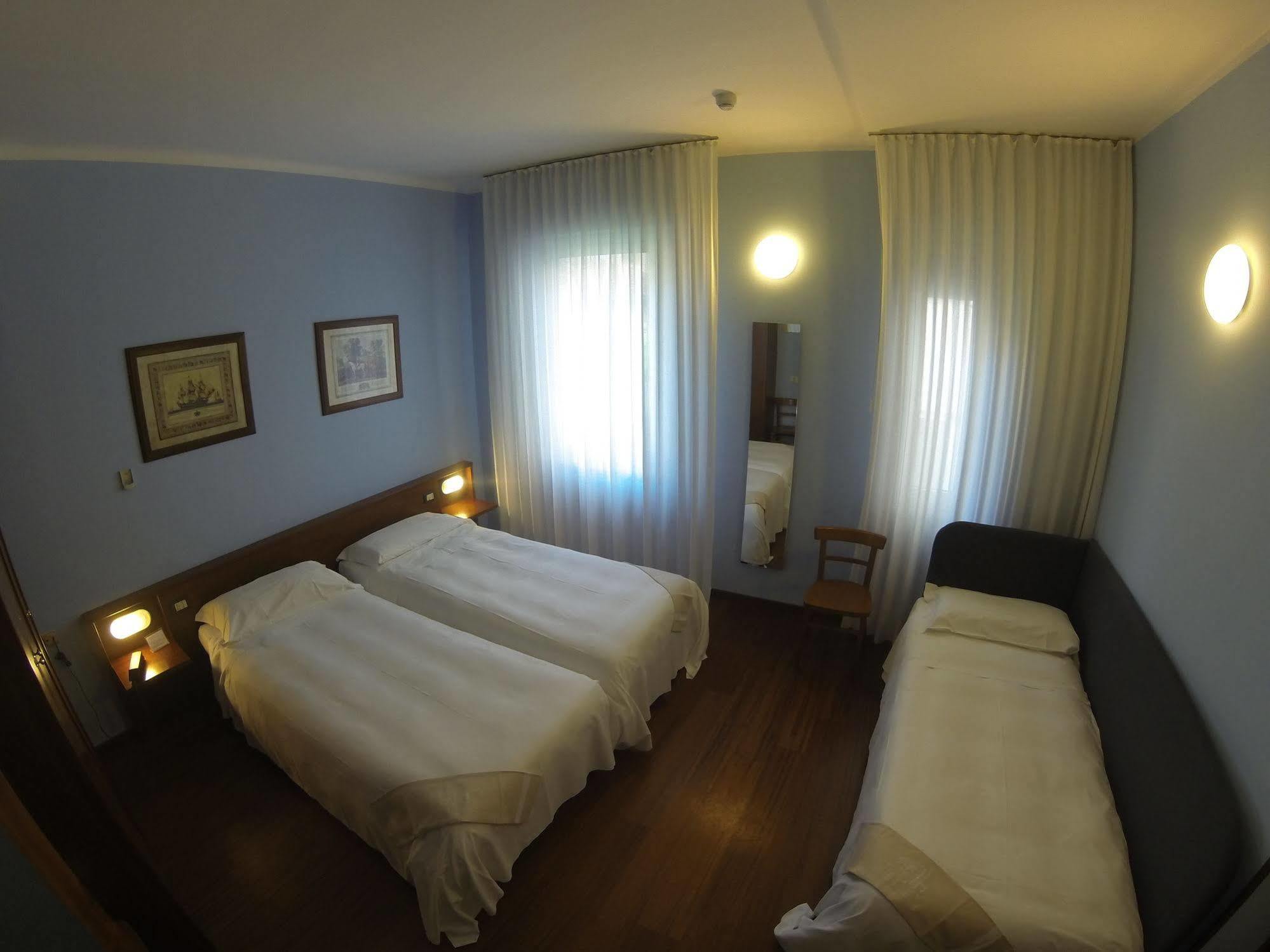 Hotel Mariani เยซี ภายนอก รูปภาพ