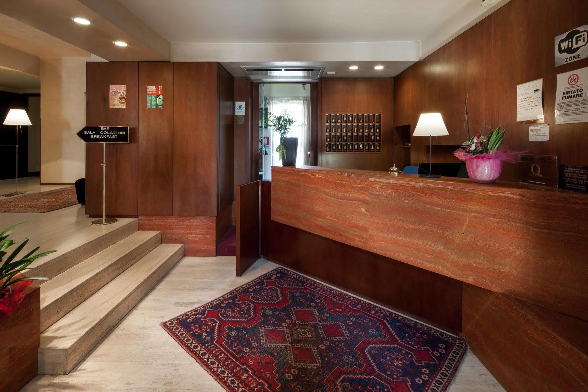 Hotel Mariani เยซี ภายนอก รูปภาพ