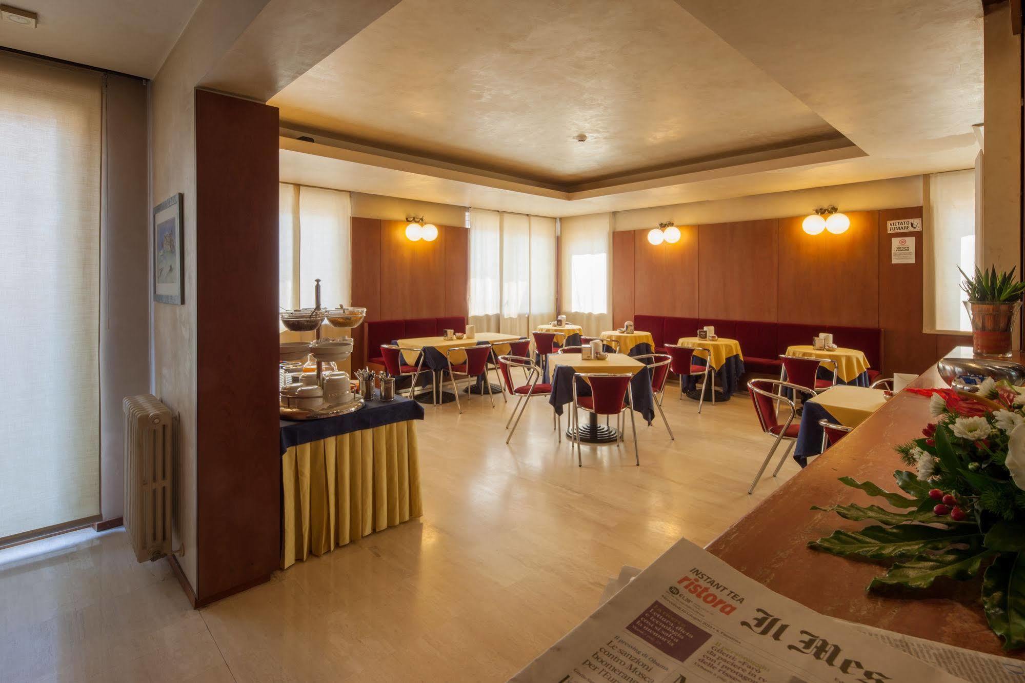 Hotel Mariani เยซี ภายนอก รูปภาพ