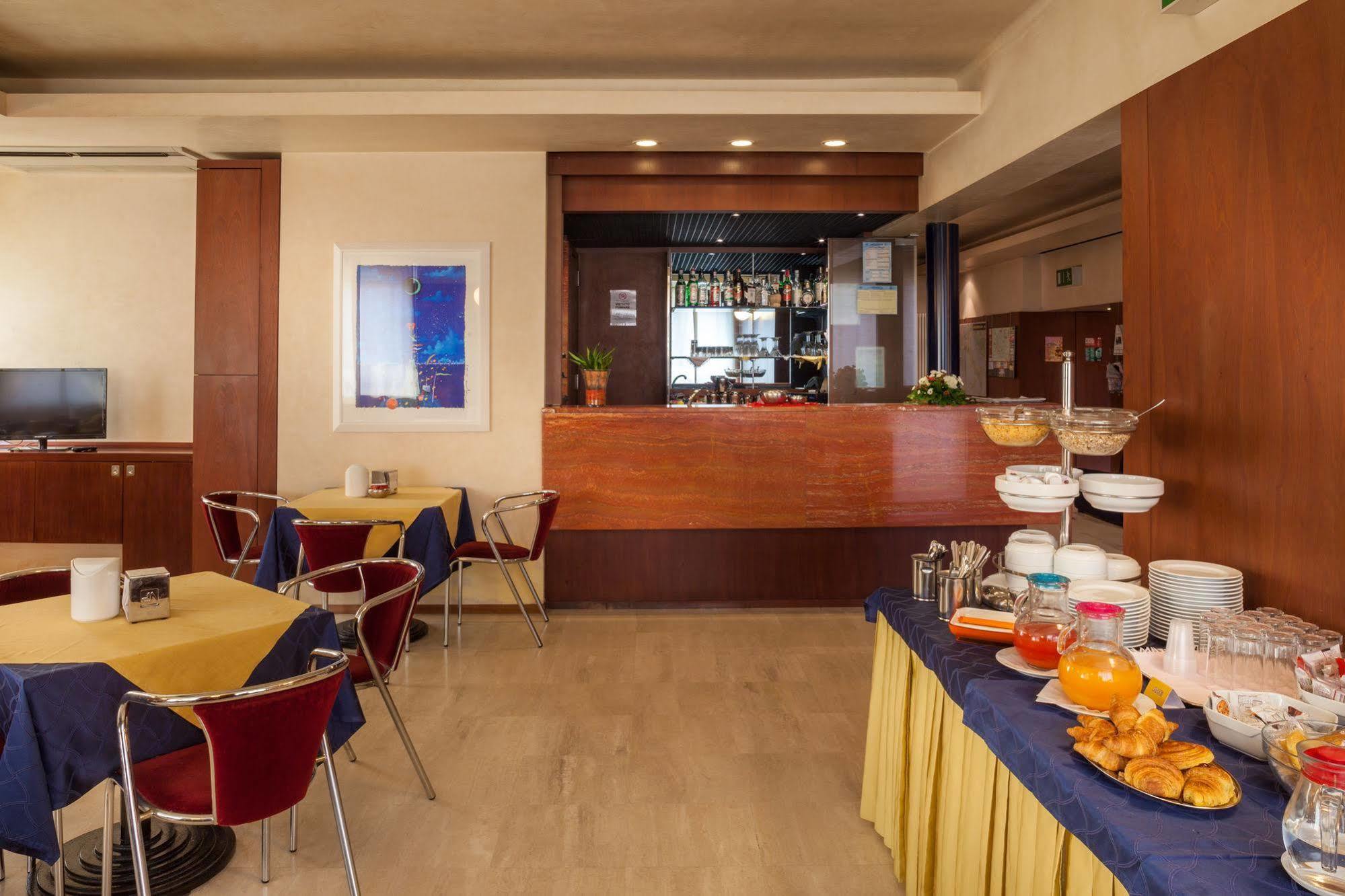 Hotel Mariani เยซี ภายนอก รูปภาพ