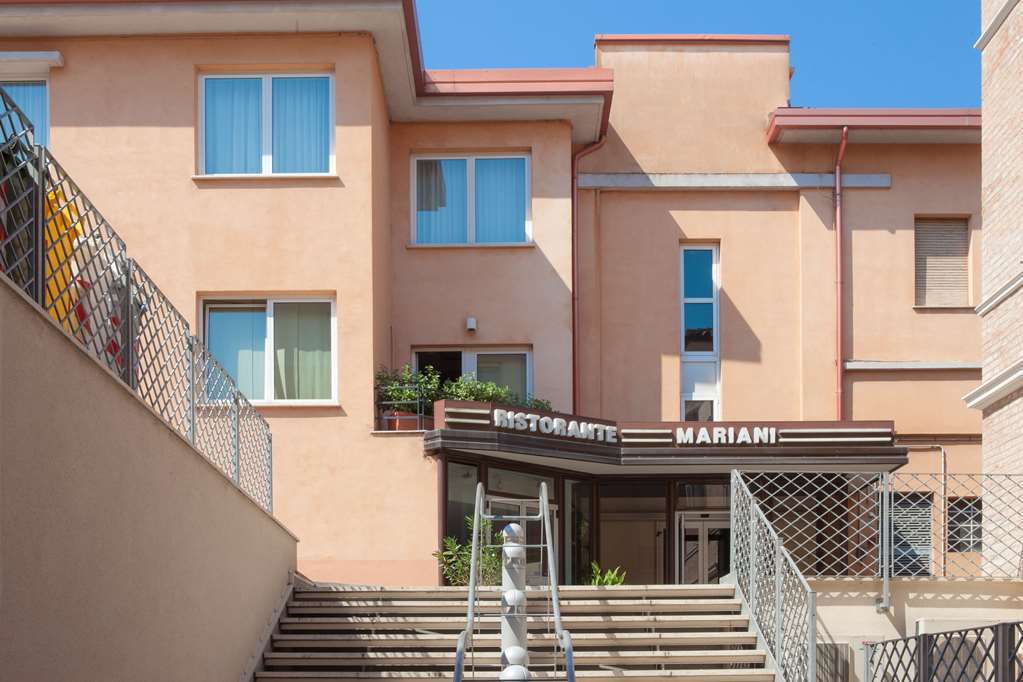 Hotel Mariani เยซี ภายนอก รูปภาพ